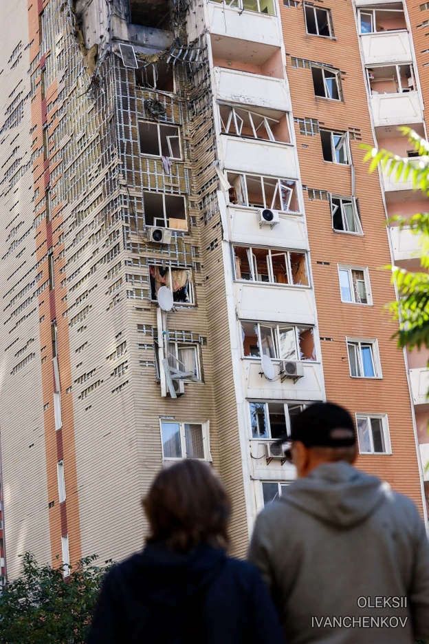 Наслідки ворожого удару по житловому будинку на вулиці Урлівській у Дарницькому районі Києва.​Черговий ранковий терор цивільно... - на we.ua