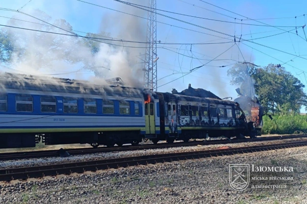 РФ продовжує атакувати пасажирські потяги: сьогодні вранці «Шахед» влучив у поїзд «Харків — Ізюм». Внаслідок атаки постраждали ш... - на we.ua