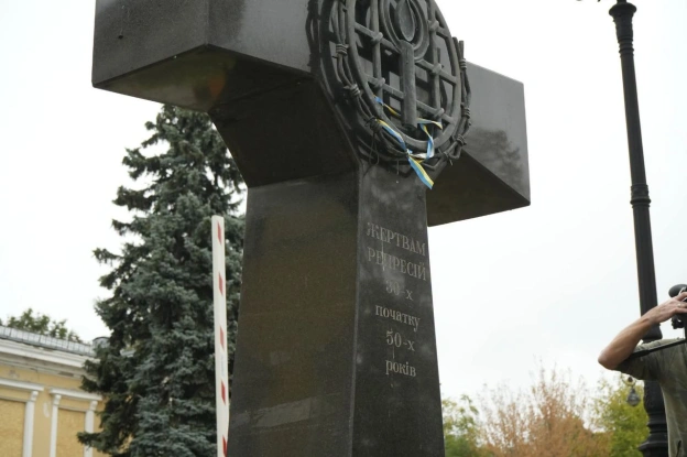 БІЛЬ, ЯКИЙ НІКОЛИ НЕ БУДЕ ЗАГОЄНИЙ: УІНП ВШАНУВАВ ПАМʼЯТЬ ЖЕРТВ ДЕПОРТАЦІЇ У Києві вшанували пам’ять українців, депортованих у... - на we.ua