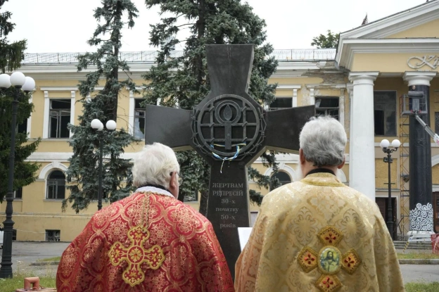 БІЛЬ, ЯКИЙ НІКОЛИ НЕ БУДЕ ЗАГОЄНИЙ: УІНП ВШАНУВАВ ПАМʼЯТЬ ЖЕРТВ ДЕПОРТАЦІЇ У Києві вшанували пам’ять українців, депортованих у... - на we.ua