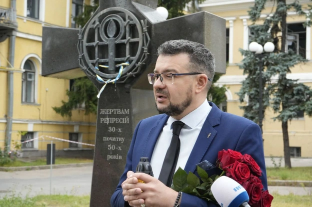 БІЛЬ, ЯКИЙ НІКОЛИ НЕ БУДЕ ЗАГОЄНИЙ: УІНП ВШАНУВАВ ПАМʼЯТЬ ЖЕРТВ ДЕПОРТАЦІЇ У Києві вшанували пам’ять українців, депортованих у... - на we.ua
