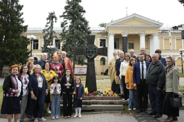 БІЛЬ, ЯКИЙ НІКОЛИ НЕ БУДЕ ЗАГОЄНИЙ: УІНП ВШАНУВАВ ПАМʼЯТЬ ЖЕРТВ ДЕПОРТАЦІЇ У Києві вшанували пам’ять українців, депортованих у... - на we.ua