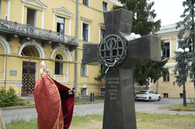 БІЛЬ, ЯКИЙ НІКОЛИ НЕ БУДЕ ЗАГОЄНИЙ: УІНП ВШАНУВАВ ПАМʼЯТЬ ЖЕРТВ ДЕПОРТАЦІЇ У Києві вшанували пам’ять українців, депортованих у... - на we.ua