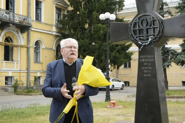 БІЛЬ, ЯКИЙ НІКОЛИ НЕ БУДЕ ЗАГОЄНИЙ: УІНП ВШАНУВАВ ПАМʼЯТЬ ЖЕРТВ ДЕПОРТАЦІЇ У Києві вшанували пам’ять українців, депортованих у... - на we.ua