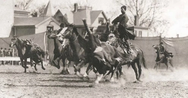 Грузини на шоу “Дикий Захід”? Саме так! 1892 року в шоу Буффало Білла «Дикий Захід» поруч з ковбоями та індіанцями з’явилася г... - на we.ua