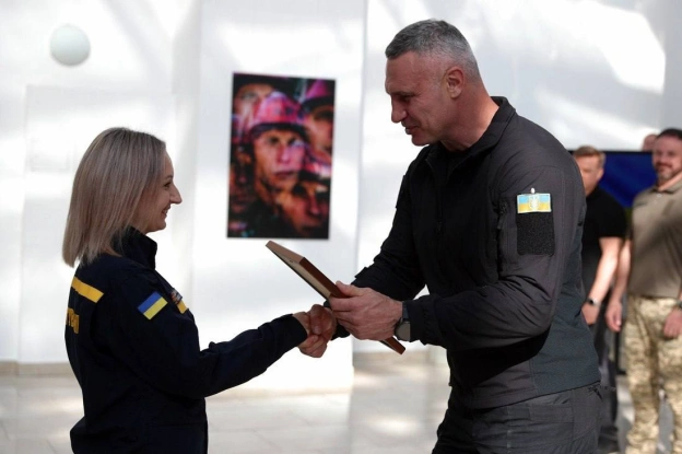 Віталій Кличко: Сьогодні, у День працівників цивільного захисту України, привітав рятувальників і вручив столичним рятувальникам... - на we.ua