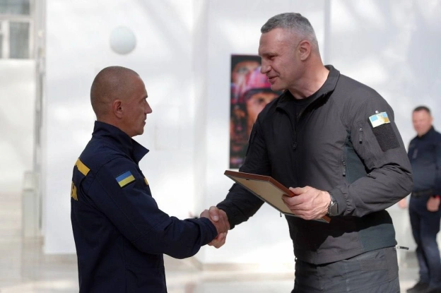 Віталій Кличко: Сьогодні, у День працівників цивільного захисту України, привітав рятувальників і вручив столичним рятувальникам... - на we.ua