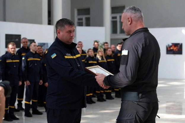 Віталій Кличко: Сьогодні, у День працівників цивільного захисту України, привітав рятувальників і вручив столичним рятувальникам... - на we.ua