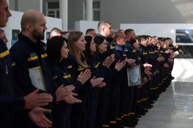 Віталій Кличко: Сьогодні, у День працівників цивільного захисту України, привітав рятувальників і вручив столичним рятувальникам... - на we.ua