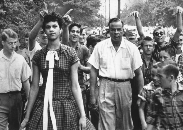 4 вересня 1957 року 15-річна Дороті Каунтс стала першою темношкірою ученицею середньої школи Гаррі Гардинга у місті Шарлотт, шта... - на we.ua