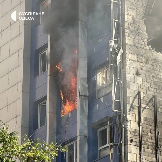 Троє постраждалих внаслідок російського удару по ОдесіОдин із постраждалих - у важкому стані.росіяни вдарили по бізнес-центр... - на we.ua