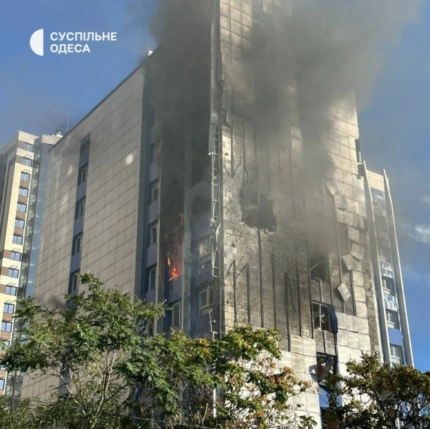 Троє постраждалих внаслідок російського удару по ОдесіОдин із постраждалих - у важкому стані.росіяни вдарили по бізнес-центр... - на we.ua