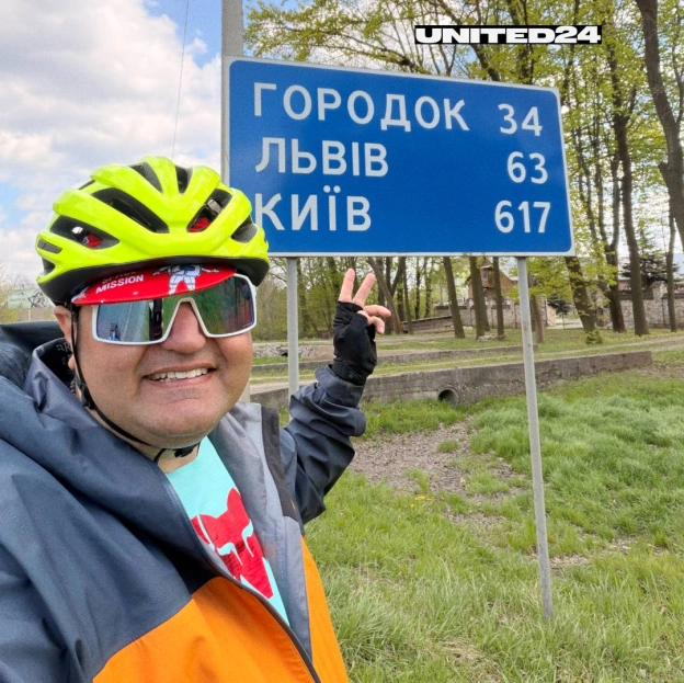 Андрій з Одеси вже багато років живе в США, працює в готельному бізнесі в Чикаго й постійно носить значок з українським прапором... - на we.ua