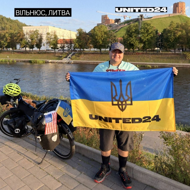 Андрій з Одеси вже багато років живе в США, працює в готельному бізнесі в Чикаго й постійно носить значок з українським прапором... - на we.ua
