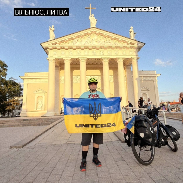 Андрій з Одеси вже багато років живе в США, працює в готельному бізнесі в Чикаго й постійно носить значок з українським прапором... - на we.ua