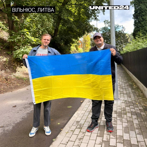 Андрій з Одеси вже багато років живе в США, працює в готельному бізнесі в Чикаго й постійно носить значок з українським прапором... - на we.ua