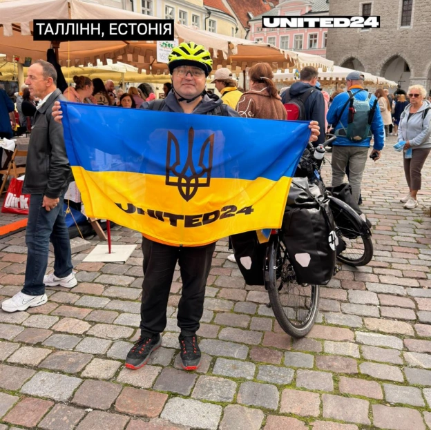 Андрій з Одеси вже багато років живе в США, працює в готельному бізнесі в Чикаго й постійно носить значок з українським прапором... - на we.ua
