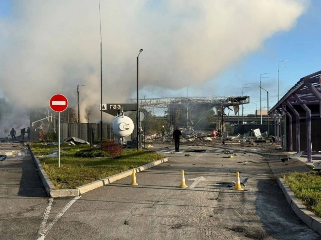 Внаслідок ранкової атаки на АЗС у Києві є загибліУ лікарні помер чоловік, який отримав поранення внаслідок ворожої атаки.Заг... - на we.ua