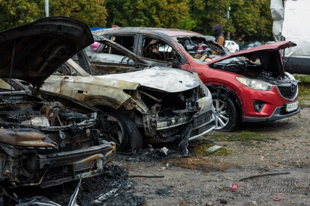 Нічний обстріл Подолу: наслідки руйнувань 💔​Подільський район столиці після чергової комбінованої атаки.* ​Пошкоджений фасад ... - на we.ua