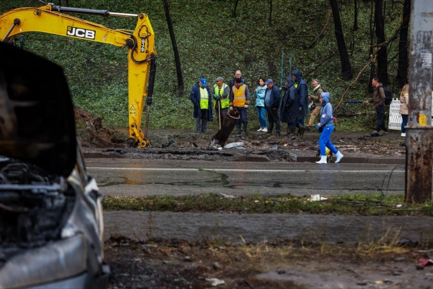 Нічний обстріл Подолу: наслідки руйнувань 💔​Подільський район столиці після чергової комбінованої атаки.* ​Пошкоджений фасад ... - на we.ua