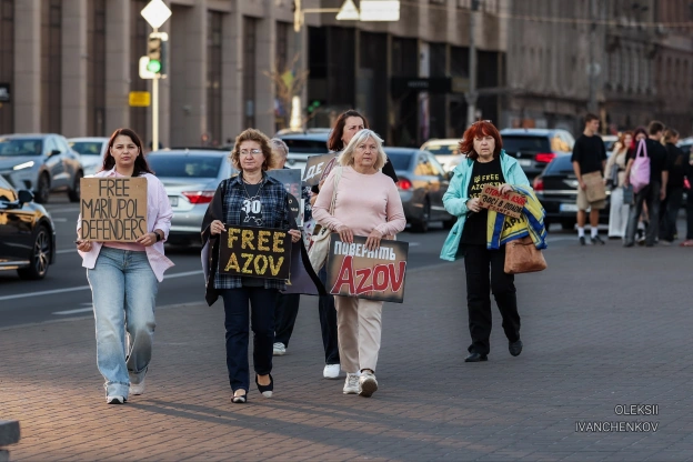 Нагадати про тих, хто в пекліУ Києві рідні знову вийшли на вулиці з плакатами «Free Azov», прапорами та фотографіями своїх бли... - на we.ua