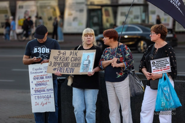 Нагадати про тих, хто в пекліУ Києві рідні знову вийшли на вулиці з плакатами «Free Azov», прапорами та фотографіями своїх бли... - на we.ua