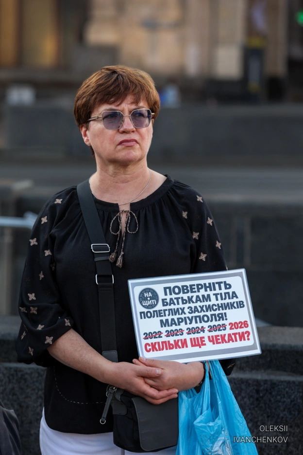 Нагадати про тих, хто в пекліУ Києві рідні знову вийшли на вулиці з плакатами «Free Azov», прапорами та фотографіями своїх бли... - на we.ua
