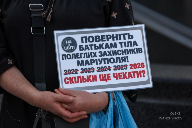 Нагадати про тих, хто в пекліУ Києві рідні знову вийшли на вулиці з плакатами «Free Azov», прапорами та фотографіями своїх бли... - на we.ua