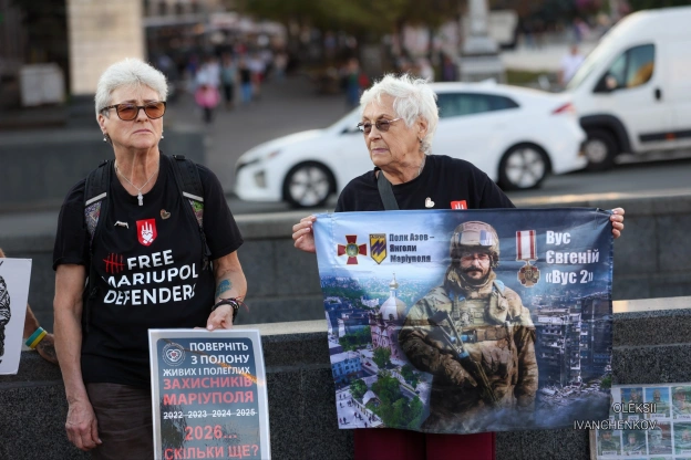 Нагадати про тих, хто в пекліУ Києві рідні знову вийшли на вулиці з плакатами «Free Azov», прапорами та фотографіями своїх бли... - на we.ua