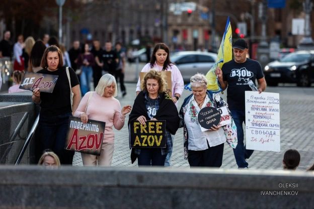 Нагадати про тих, хто в пекліУ Києві рідні знову вийшли на вулиці з плакатами «Free Azov», прапорами та фотографіями своїх бли... - на we.ua