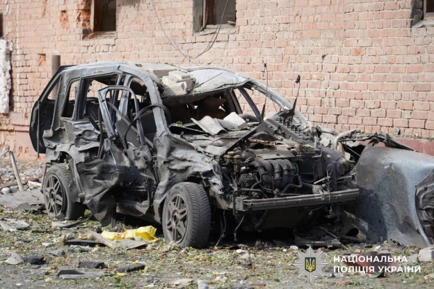 росіяни вдарили трьома КАБами по центру Сум - двоє загиблих й шестеро поранених, серед них дитинаУ Запоріжжі росіяни вранці вл... - на we.ua