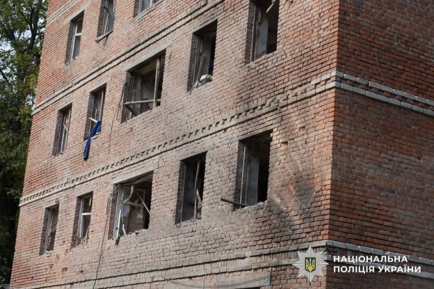 росіяни вдарили трьома КАБами по центру Сум - двоє загиблих й шестеро поранених, серед них дитинаУ Запоріжжі росіяни вранці вл... - на we.ua