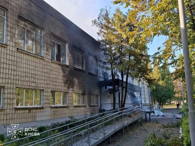 російський дрон влучив у школу в Солом’янському районі Києва Як повідомляє ДСНС, тут жертв і постраждалих немає. Відомо про ... - на we.ua