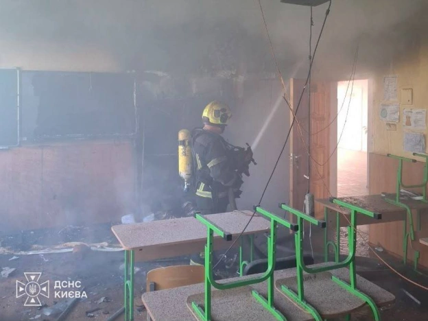російський дрон влучив у школу в Солом’янському районі Києва Як повідомляє ДСНС, тут жертв і постраждалих немає. Відомо про ... - на we.ua