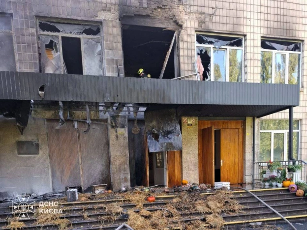 російський дрон влучив у школу в Солом’янському районі Києва Як повідомляє ДСНС, тут жертв і постраждалих немає. Відомо про ... - на we.ua