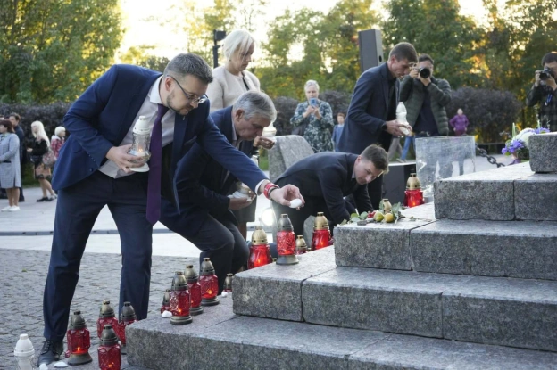 У БАБИНОМУ ЯРУ ВШАНУВАЛИ ЖЕРТВ МАСОВИХ РОЗСТРІЛІВУ 85-ті роковини від початку масових розстрілів, здійснених гітлерівцями у Ба... - on we.ua