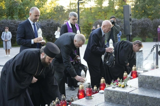 У БАБИНОМУ ЯРУ ВШАНУВАЛИ ЖЕРТВ МАСОВИХ РОЗСТРІЛІВУ 85-ті роковини від початку масових розстрілів, здійснених гітлерівцями у Ба... - on we.ua