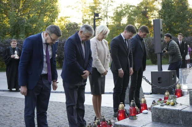 У БАБИНОМУ ЯРУ ВШАНУВАЛИ ЖЕРТВ МАСОВИХ РОЗСТРІЛІВУ 85-ті роковини від початку масових розстрілів, здійснених гітлерівцями у Ба... - on we.ua