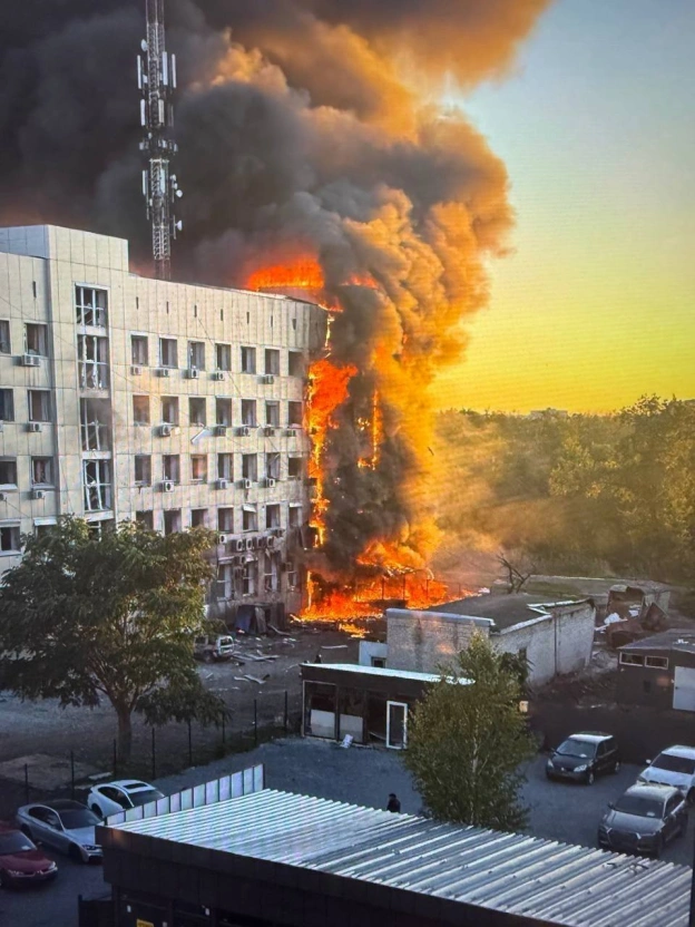 росія обстріляла адмінбудівлю вугільного підприємства ДТЕК на Дніпропетровщині Пожежу оперативно локалізували рятувальники ДС... - на we.ua