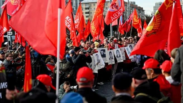 У Москві на мітингу Комуністичної партії затримали близько 60 людей, які скандували антивладні гаслаМітинг відбувся з нагоди р... - на we.ua