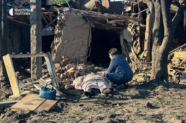 💔 Мати сидить біля тіла свого сина, який загинув внаслідок удару по Кременчуку✅ Ми у Telegram | Viberhttps://invite.viber.com/... - на we.ua