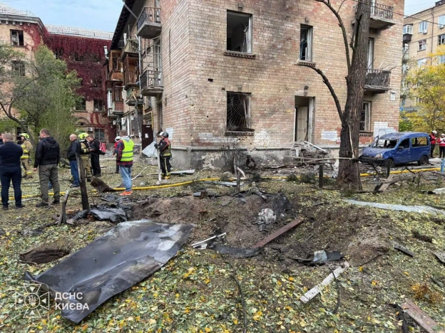 У Печерському районі Києва уламки БпЛА впали біля житлового будинку: 5 постраждалихПошкоджено фасад та скління вікон двох житл... - на we.ua