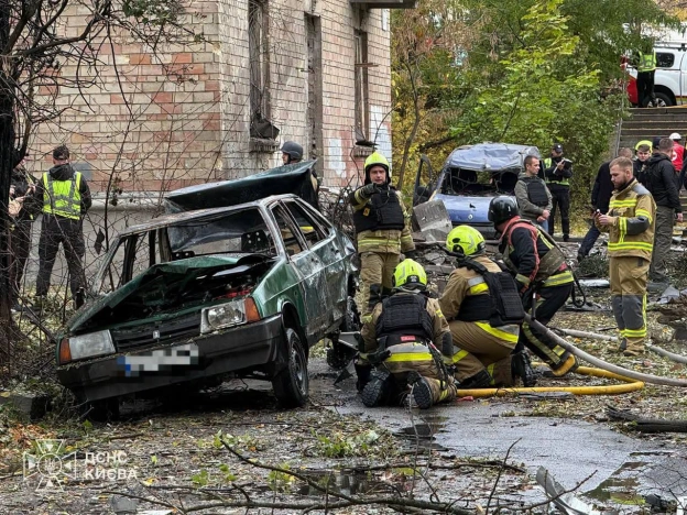 У Печерському районі Києва уламки БпЛА впали біля житлового будинку: 5 постраждалихПошкоджено фасад та скління вікон двох житл... - на we.ua