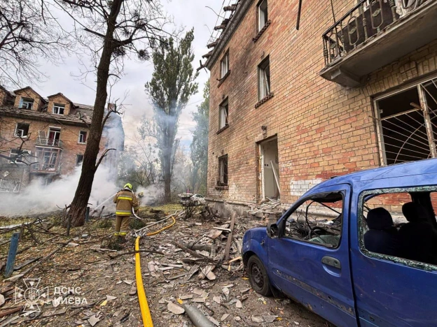 У Печерському районі Києва уламки БпЛА впали біля житлового будинку: 5 постраждалихПошкоджено фасад та скління вікон двох житл... - на we.ua