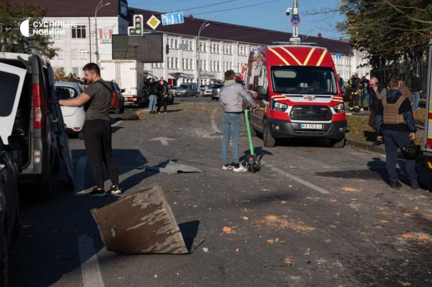 Київ весь день під атакою російських дронів. Одна людина загинула, 12 - пораненіНаслідки фіксують у кількох районах столиці - ... - на we.ua