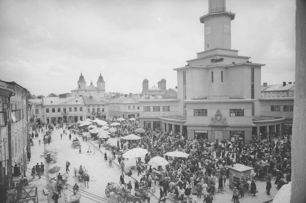 Базарний день на ринковій площі та ратуша в місті Станиславів (нині Івано-Франківськ) у 1938 році, тоді у Польщі. Автор фото — п... - на we.ua