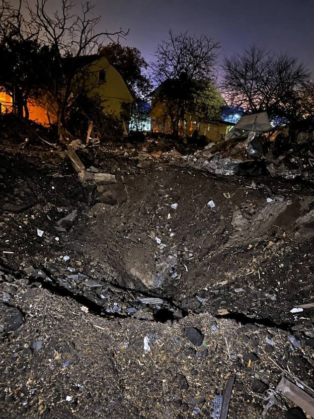 У Дніпровському районі Києва влучання в будівлю СТО та приватний будинок. Ще в один будинок влучили уламки, під завалами можуть ... - на we.ua
