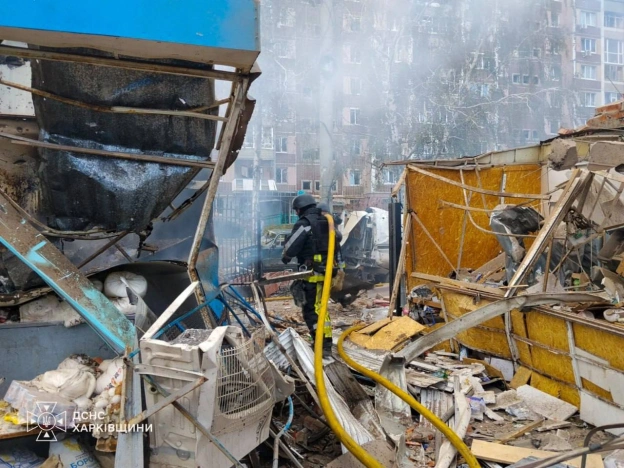 Двоє загиблих, ще 34 людини постраждали внаслідок удару по ринку в Лозовій на ХарківщиніПошкоджені торговельні об’єкти, багато... - на we.ua