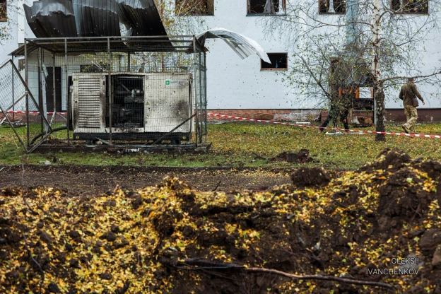 Удар балістики по території кампусу університету в Деснянському районі Києва.Окрім пошкоджень корпусів і гуртожитків, вибухова... - на we.ua