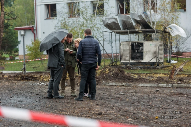 Удар балістики по території кампусу університету в Деснянському районі Києва.Окрім пошкоджень корпусів і гуртожитків, вибухова... - на we.ua